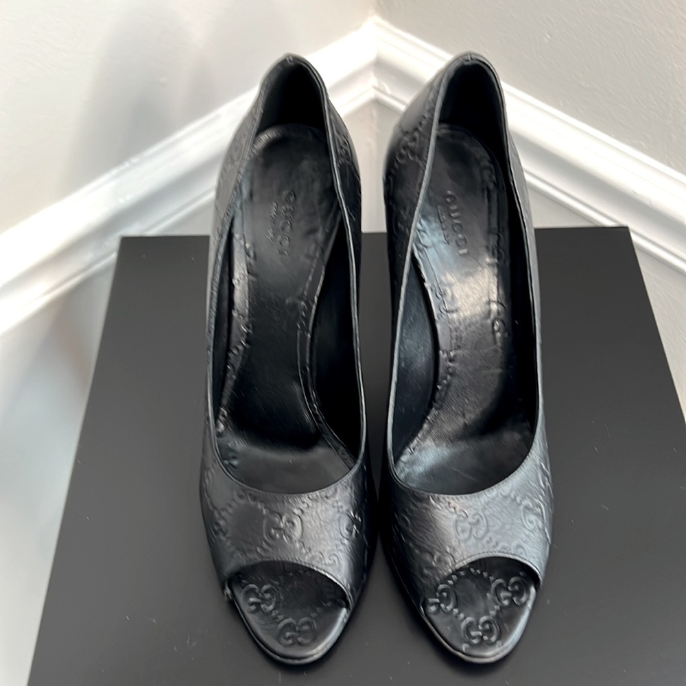 Gucci - Black Guccissima peep toe pumps.